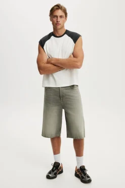 Cropped Fit Muscle