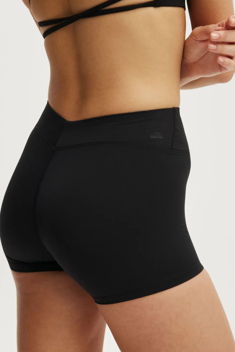 Ultra Luxe Invisible Scrunch V Shortie Short
