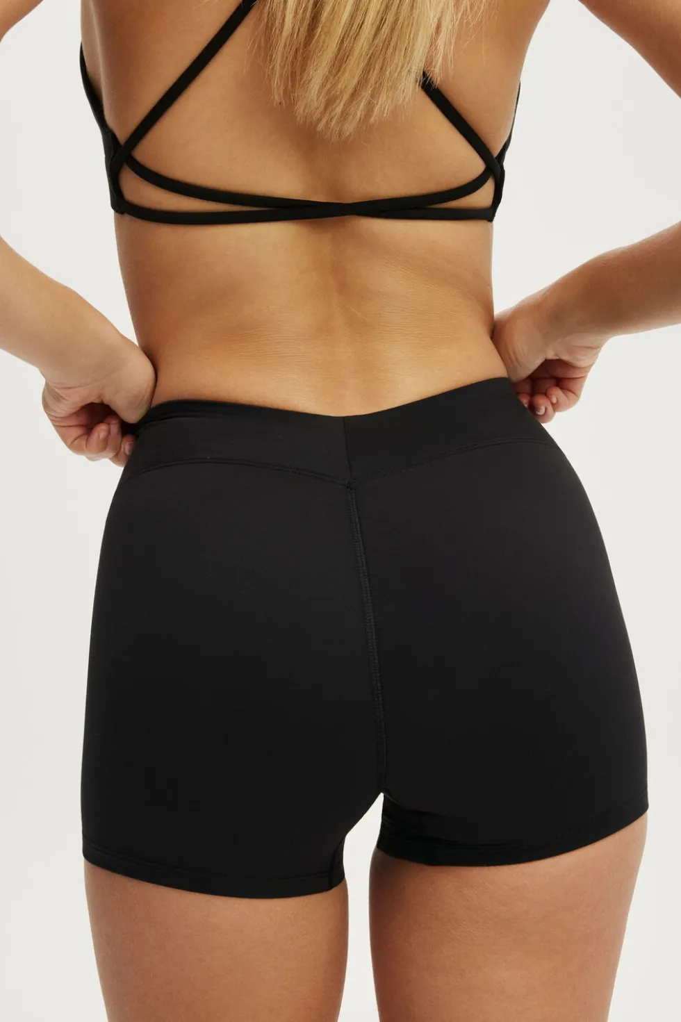 Ultra Luxe Invisible Scrunch V Shortie Short